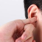 چه دلیلی باعث از دست دادن شنوایی من شده است؟