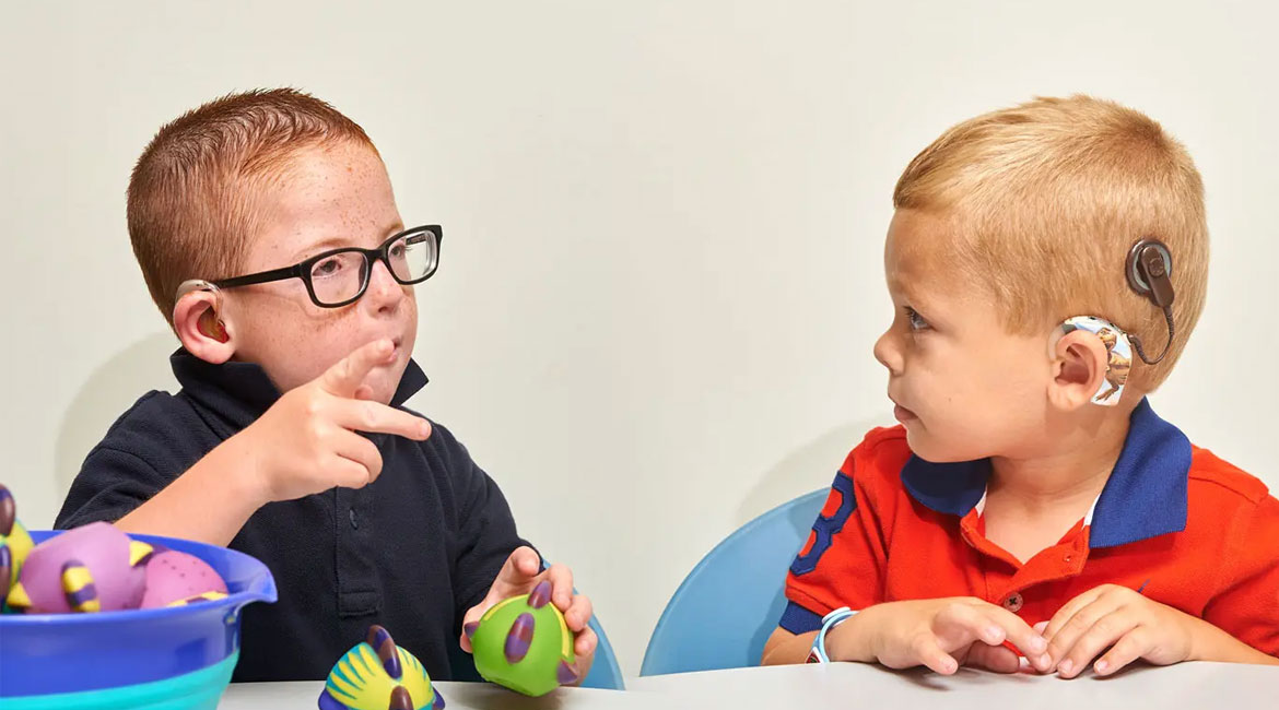 کودکان کم شنوا و یا ناشنوا که در حال برقراری ارتباط با یکدیگر هستند.