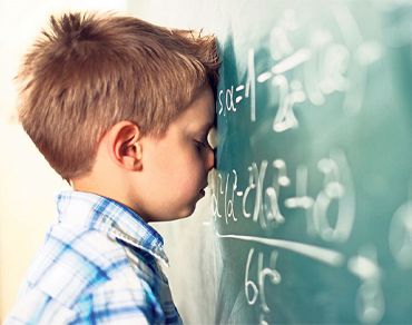 پسری با مشکل اختلال یادگیری در ریاضی