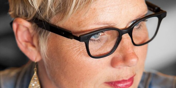 سمعک عینکی در گوش یک زن میانسال