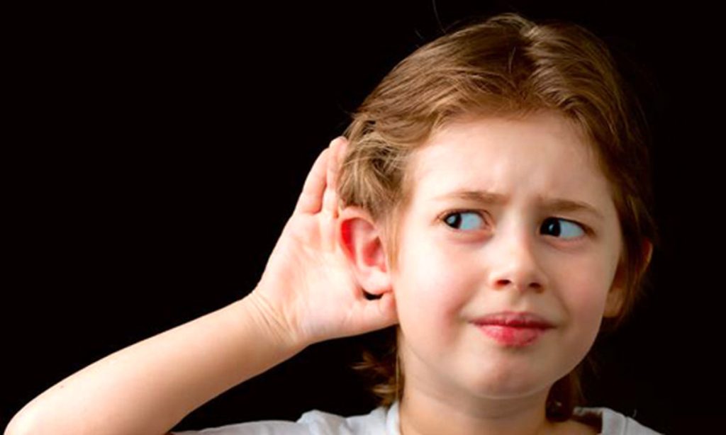 نوجوان دارای کم شنوایی